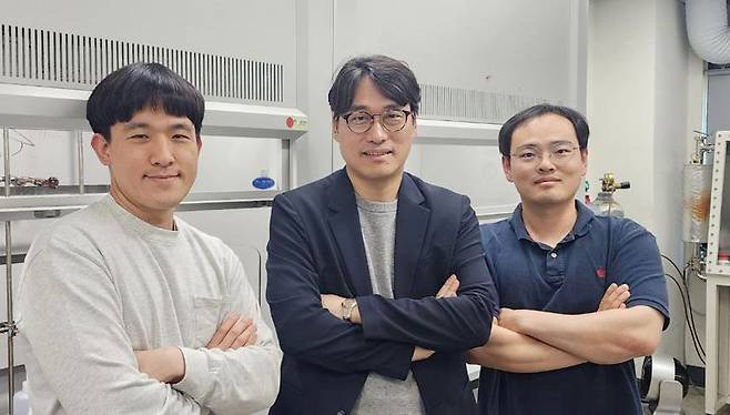 박성원 단국대 화학과 박사과정, 조병기 교수, 변재덕 박사.(왼쪽부터)/사진제공=단국대