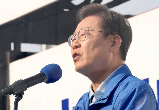 이재명 더불어민주당 대선 후보가 26일 경기 남양주 평내호평역 광장에서 열린 유세에서 시민들에게 지지를 호소하고 있다./사진=뉴시스