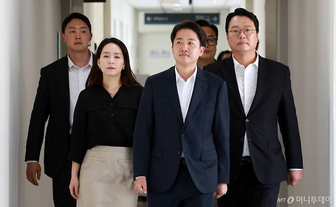 (성남=뉴스1) 김진환 기자 = 이준석 개혁신당 대통령 후보와 천하람 상임선거대책위원장, 이주영 공동선대위원장이 21일 오후 경기 성남시 성남의료원에서 한호성 병원장과의 면담을 위해 이동하고 있다. 2025.5.21/뉴스1  Copyright (C) 뉴스1. All rights reserved. 무단 전재 및 재배포,  AI학습 이용 금지. /사진=(성남=뉴스1) 김진환 기자