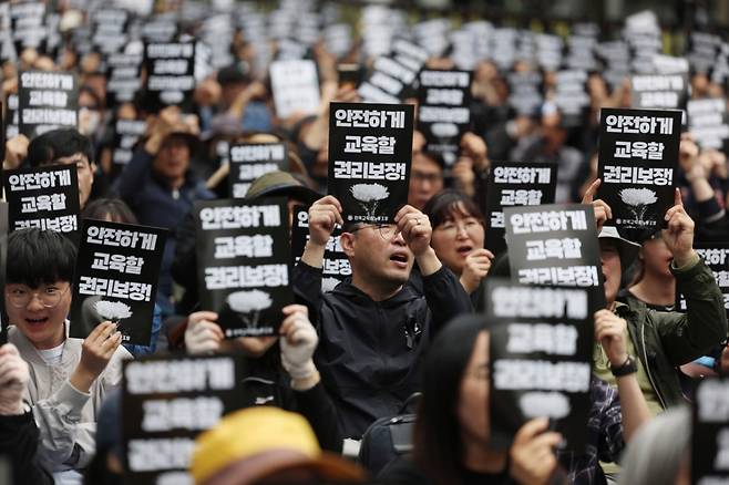 24일 서울 종로구 고궁박물관 서측에서 열린 전국교직원노동조합(전교조)창립 36주년 전국 교사결의대회에서 참가자들이 구호를 외치고 있다. 이들은 안전하게 교육할 권리, 악성 민원 해결, 교육공공성 강화, 정치기본권 쟁취 등을 요구했다. /사진=뉴시스.