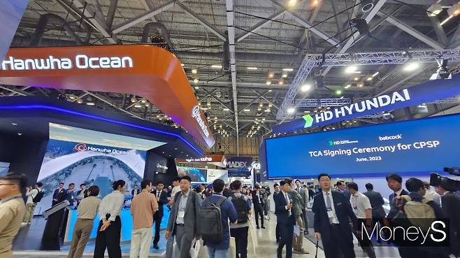 HD현대중공업과 한화오션이 '국제해양방위산업전(MADEX·마덱스) 2025'에 참여한다. 사진은 국제해양방위산업전(MADEX·마덱스) 2023의 HD현대와 한화오션의 부스. /사진=최유빈 기자