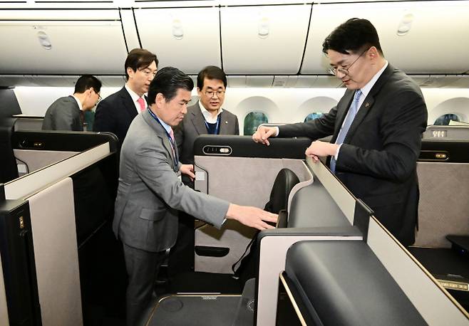 조원태 한진그룹 회장이 대규모 미래 투자를 통한 경영 전략 구상에 한창이다. 사진은 지난 3월 서울 강서구 대한항공 본사 격납고에서 열린 '라이징 나이트'(Rising Night) 행사에서 새 CI를 입힌 보잉 787-10 항공기 내부를 살펴보던 조회장. /사진=공항사진기자단(뉴시스)