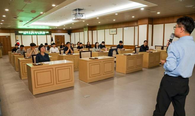 의정부시의회 직원들이 27일 AI활용 글쓰기 능력 향상 교육을 받고 있다. /사진제공=의정부시의회