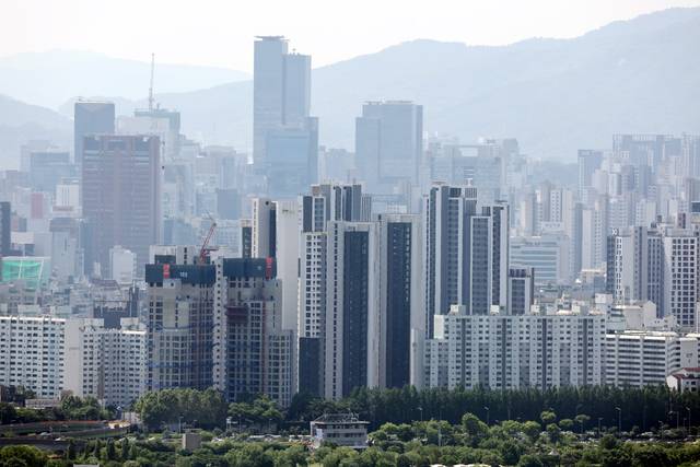 25일 서울 남산에서 바라본 서울 시내. 연합뉴스