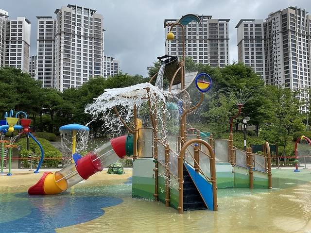 고양시 식사중앙공원 물놀이형 어린이 놀이시설. 고양시 제공