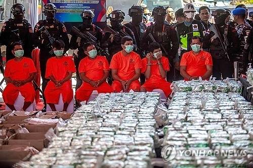 지난 26일 인도네시아 리아우 제도 바탐섬에서 국립마약청(BNN) 관계자들이 압수한 필로폰을 공개하고 있다. AFP 연합뉴스