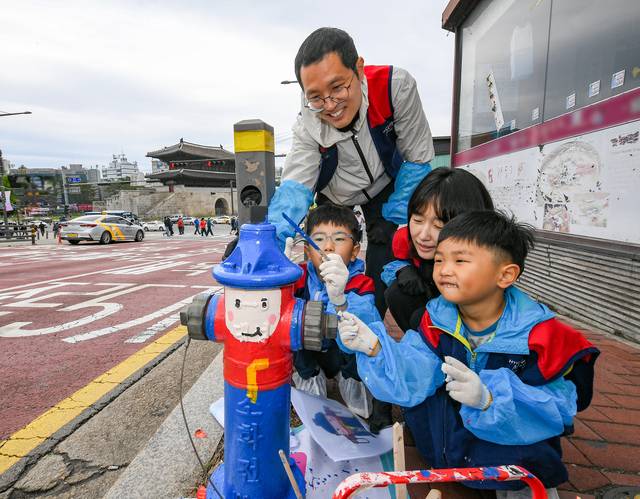 현대모비스 임직원과 가족들이 서울 종로구에서 지상식 소화전 도색 봉사활동을 하고 있다. 현대모비스 제공