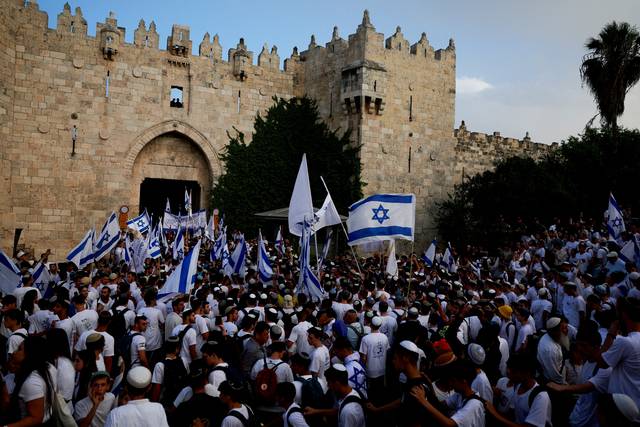 26일 이스라엘 극우시위대가 ‘예루살렘의 날’을 맞아 예루살렘 구시가지에서 행진을 벌이고 있다. 로이터 연합뉴스
