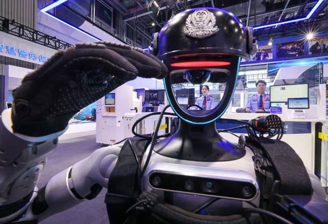 거수경례하는‘로봇 경찰’ 지난 16일 중국 베이징에서 열린 제12회 국제경찰장비박람회에서 한 휴머노이드 경찰 로봇이 거수경례를 하고 있다.  신화통신연합뉴스