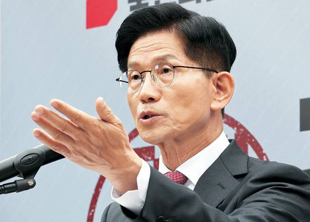 “역전” 김문수 국민의힘 대통령 선거 후보가 27일 오전 서울 영등포구 여의동 중앙당사에서 ‘국민께 드리는 약속’을 발표하고 있다.  박윤슬 기자