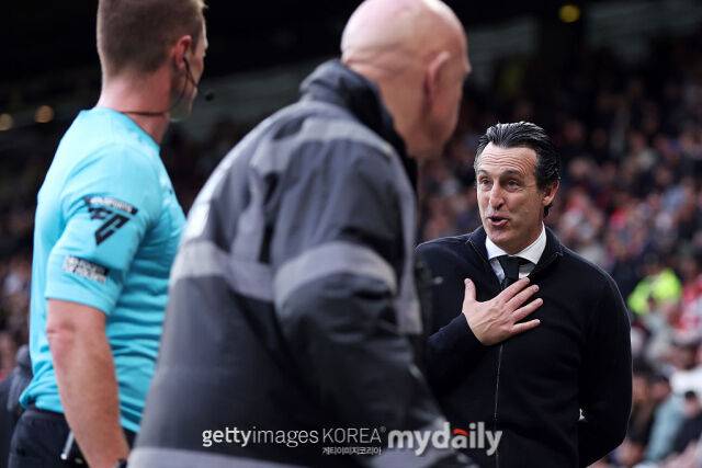 심판 판정에 대해 항의하고 있는 우나이 에메리 감독. /게티이미지코리아