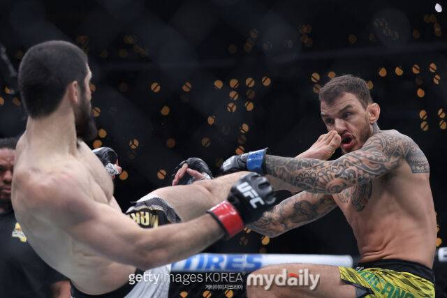 마카체프(왼쪽)와 대결에서 헤드킥을 피하는 모이카노. /게티이미지코리아