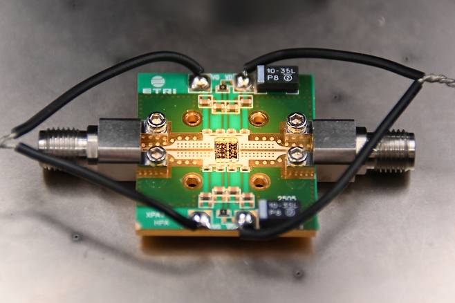 TRI가 개발한  X-대역 질화갈륨(GaN) 전력증폭기 MMIC 칩을 측정지그에 적용한 모습.[ETRI 제공]