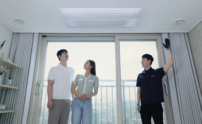 삼성전자가 집안 냉방∙제습은 물론 환기까지 한 번에 할 수 있는 통합 공조시스템 ‘비스포크 AI 에어 콤보’를 새롭게 선보였다. [삼성전자 제공]