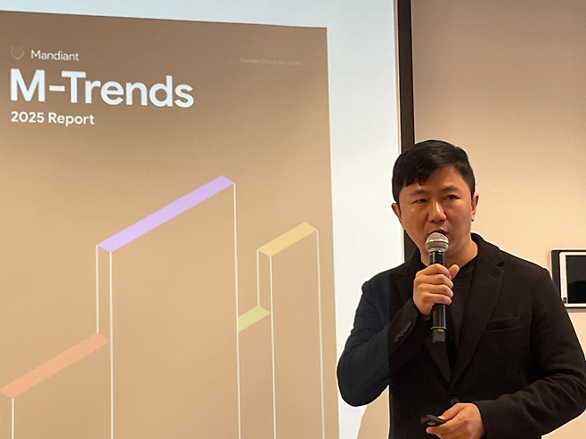 심영섭 구글 클라우드 맨디언트 컨설팅 한국·일본 지역 총괄이 27일 서울 중구 서울스퀘어에서 기자간담회를 열고 ‘맨디언트 M-트렌드 2025’ 보고서를 소개하고 있다. [차민주 기자/@chami]