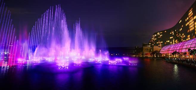 그룹 방탄소년단의 곡 ‘다이너마이트’ 노래에 맞춰 춤추는 ‘오카다 마닐라’의 세계 최대 분수쇼