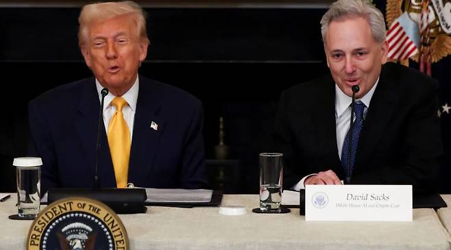 지난 3월 미국 백악관에서 도널드 트럼프 미국 대통령(왼쪽)과 백악관 인공지능(AI)·가상화폐 정책을 총괄하는 데이비드 색스 고문이 회의에 참석했다. [로이터]