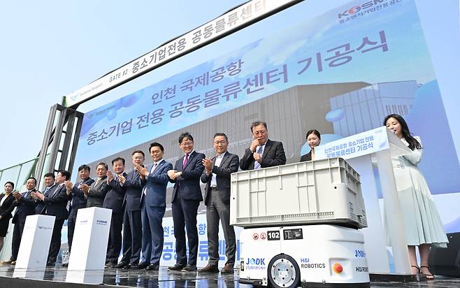 이학재(왼쪽 다섯 번째) 인천국제공항공사 사장과 강석진(왼쪽 여섯 번째) 중소벤처기업진흥공단 이사장을 비롯한 내빈들이 27일 오후 인천국제공항 제2공항물류단지 내 공동물류센터 현장에서 열린 중소기업전용 공동물류센터 건설사업 기공식에서 물류로봇을 살펴보고 있다. 영종도=임세준 기자