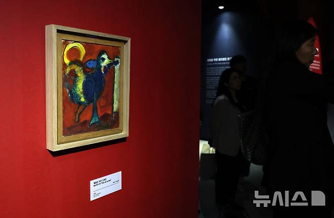 [서울=뉴시스] 이영환 기자 = 22일 서울 서초구 예술의전당 한가람미술관에서 열린 '마르크 샤갈 특별전 : 비욘드 타임' 기자간담회에서 참석자들이 전시장을 살펴보고 있다. 2025.05.22. 20hwan@newsis.com