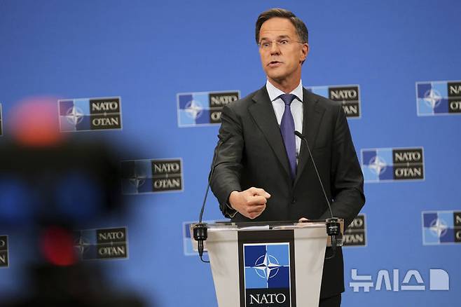 [브뤼셀=AP/뉴시스] ﻿﻿마르크 뤼터 북대서양조약기구(NATO·나토) 사무총장이 내달 열릴 나토 정상회의에서 회원국들이 국내총생산(GDP)의 5%를 국방비로 지출하는 데 합의할 가능성이 높다고 밝혔다. 사진은 뤼터 사무총장의 자료사진. 2025.05.27