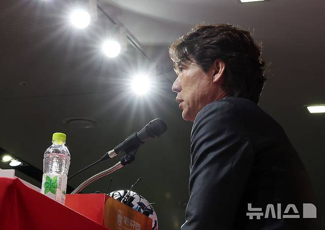 [서울=뉴시스] 이영환 기자 = 홍명보 축구대표팀 감독이 지난 26일 오전 서울 종로구 축구회관에서 6월 A매치에 나설 대표팀 명단 발표를 마친 후 취재진의 질문에 답하고 있다. 홍명보 감독이 이끄는 축구대표팀은 오는 6월6일 이라크 바스라에서 이라크와 9차전 원정 경기를 치른 뒤 10일 서울월드컵경기장에서 쿠웨이트와 최종 10차전 홈 경기를 벌인다. 2025.05.26. 20hwan@newsis.com