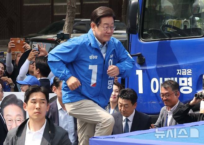 [용인=뉴시스] 조성봉 기자 = 이재명 더불어민주당 대선 후보가 26일 경기 용인시 수지구 단국대 죽전캠퍼스 정문에서 열린 유세에서 연설을 하기 위해 무대위에 오르고 있다. 2025.05.26. suncho21@newsis.com