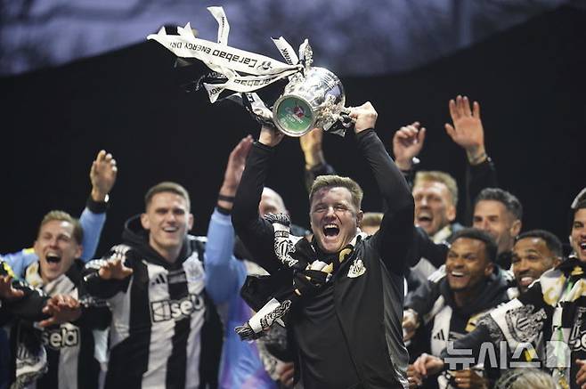 [뉴캐슬=AP/뉴시스] 2024~2025시즌 잉글랜드 카라바오컵(리그컵)에서 우승한 잉글랜드 프로축구 프리미어리그(EPL) 뉴캐슬 유나이티드의 에디 하우 감독. 2025. 3. 29.