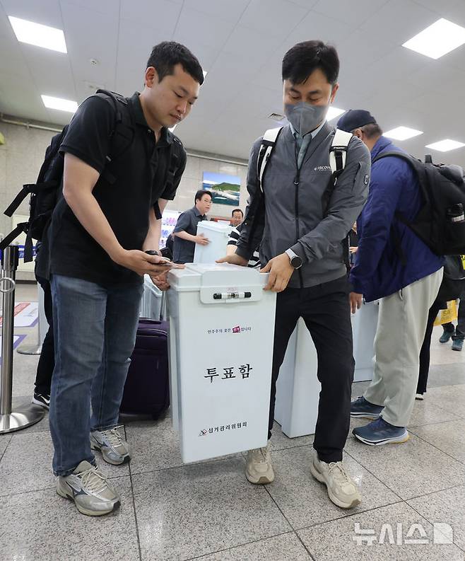 [인천=뉴시스] 전진환 기자 = 제21대 대통령선거를 일주일 앞둔 27일 오전 옹진군선관위 관계자들이 인천 중구 인천항연안여객터미널에서 도서지역에서 사용할 투표함을 이송하고 있다. 2025.05.27.  amin2@newsis.com