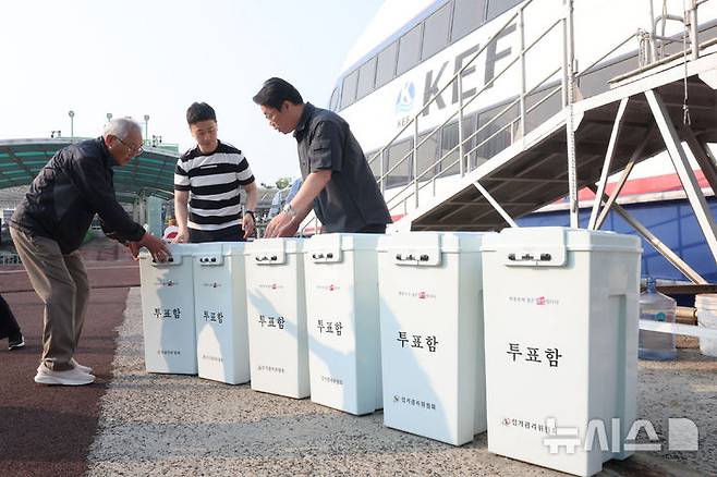 [인천=뉴시스] 전진환 기자 = 제21대 대통령선거를 일주일 앞둔 27일 오전 옹진군선관위 관계자들이 인천 중구 인천항연안여객터미널에서 도서지역으로 이송할 투표함을 점검하고 있다. 2025.05.27.  amin2@newsis.com