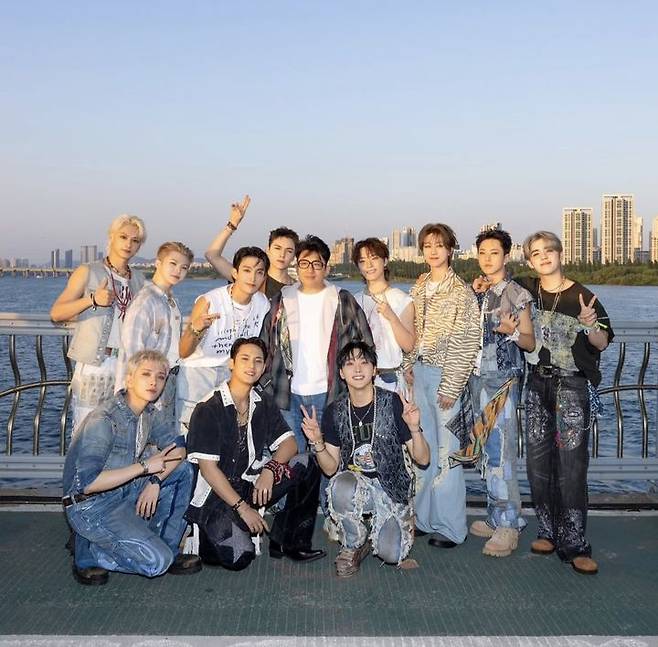 [서울=뉴시스] 방시혁 하이브 의장이 세븐틴의 데뷔 10주년을 함께 축하했다. (사진=방시혁 인스타그램 캡처) 2025.05.27. photo@newsis.com *재판매 및 DB 금지