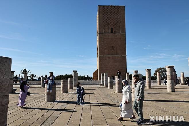 [라바트(모로코)AP/뉴시스] 모로코의 수도 라바트의 하산 타워 광장에서  4월 11일 에이드 알-피트르 기간중 휴가를 즐기는 관광객들. 모로코 정부는 수도 라바트에 케냐가 5월 26일 첫 대사관을 개설하는 등 양국관계 개선에 따라 이 날 5개부문의 정부간 협력 양해각서를 체결했다고 발표했다.  2025. 05. 27.