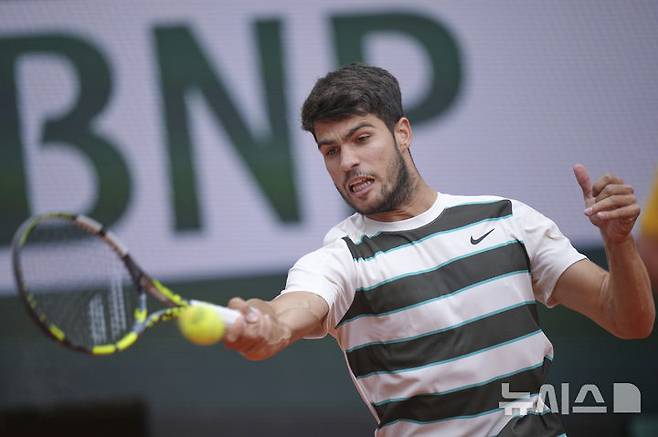 [파리=AP/뉴시스] 카를로스 알카라스(2위·스페인)가 26일(현지 시간) 프랑스 파리 롤랑가로스에서 열린 프랑스오픈 남자 단식 1회전에서 줄리오 제피에리(310위·이탈리아)와 경기하고 있다. 지난해 우승자 알카라스가 3-0(6-3 6-4 6-2)으로 승리하고 가볍게 2회전에 올랐다. 2025.05.27.