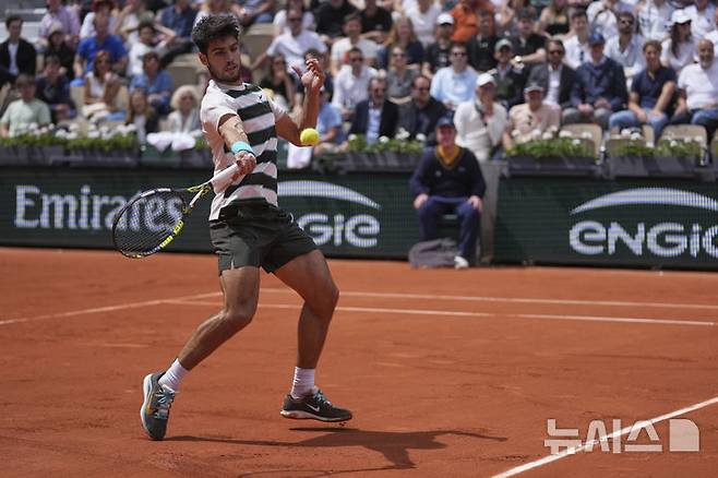 [파리=AP/뉴시스] 카를로스 알카라스(2위·스페인)가 26일(현지 시간) 프랑스 파리 롤랑가로스에서 열린 프랑스오픈 남자 단식 1회전에서 줄리오 제피에리(310위·이탈리아)와 경기하고 있다. 지난해 우승자 알카라스가 3-0(6-3 6-4 6-2)으로 승리하고 가볍게 2회전에 올랐다. 2025.05.27.