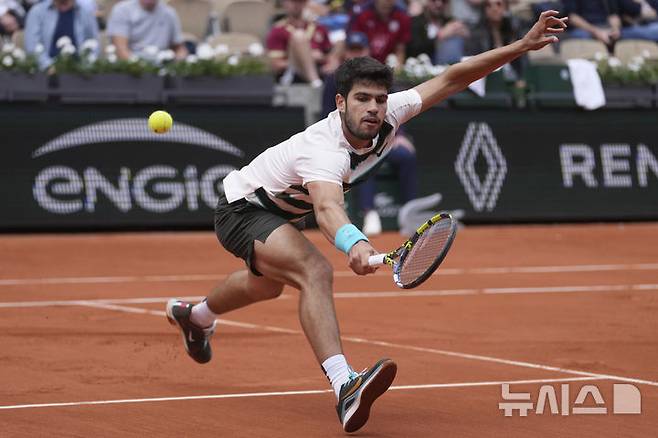 [파리=AP/뉴시스] 카를로스 알카라스(2위·스페인)가 26일(현지 시간) 프랑스 파리 롤랑가로스에서 열린 프랑스오픈 남자 단식 1회전에서 줄리오 제피에리(310위·이탈리아)와 경기하고 있다. 지난해 우승자 알카라스가 3-0(6-3 6-4 6-2)으로 승리하고 가볍게 2회전에 올랐다. 2025.05.27.