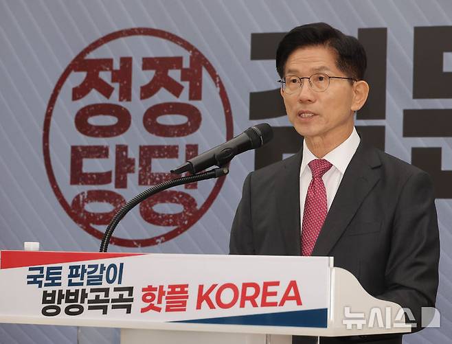 [서울=뉴시스] 고승민 기자 = 김문수 국민의힘 대선 후보가 27일 서울 여의도 국민의힘 중앙당사에서 국토 발전 관련 공약발표 기자회견을 하고 있다. (공동취재) 2025.05.27. photo@newis.com