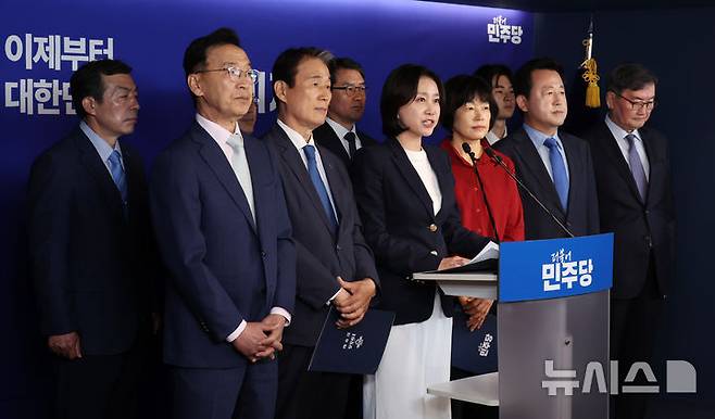 [서울=뉴시스] 조성우 기자 = 허은아(앞줄 왼쪽 세 번째) 전 개혁신당 대표 등 이재명 대선후보 지지를 선언한 보수측 인사들이 27일 오전 서울 여의도 중앙당사에서 진짜보수 민주보수 공동선언문을 발표하고 있다.이날 선언문 발표에는 조용수 전 해병대 2사단장, 이종호 전 해군참모총장, 이인기 전 의원, 허은아 전 개혁신당 대표, 권오을, 최연숙, 김용남 전 의원, 전광우 이명박 정부 초대 금융위원장, 김현섭 전 777사령관, 김신양 전 국민의힘 중앙대학생위원회 위원이 함께했다. 2025.05.27. xconfind@newsis.com