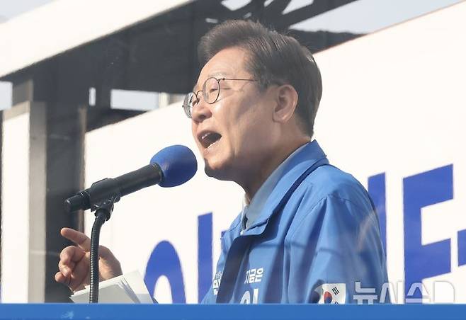 [남양주=뉴시스] 조성봉 기자 = 이재명 더불어민주당 대선 후보가 26일 경기 남양주 평내호평역 광장에서 열린 유세에서 시민들에게 지지를 호소하고 있다. 2025.05.26. suncho21@newsis.com