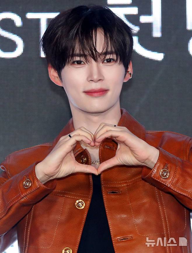 [서울=뉴시스] 김혜진 기자 = 그룹 제로베이스원 성한빈이 27일 오전 서울 강남구 에스제이쿤스트할레에서 열린 Mnet '월드 오브 스트릿 우먼 파이터' 제직발표회에서 포즈를 취하고 있다. 2025.05.27. jini@newsis.com