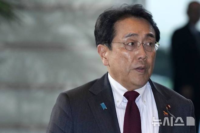 [도쿄=AP/뉴시스]미국과 일본이 오는 30일 3차 장관급 관세 협상을 앞둔 가운데 양국 간 입장차가 여전하다고 일본 언론들이 27일 보도했다. 사진은 미국과의 무역 협상을 담당하는 아카자와 료세이 일본 경제재생상이 지난해 10월 1일 도쿄 총리 관저로 들어서고 있는 모습. 2025.05.27.