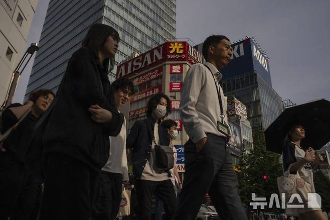 [도쿄=AP/뉴시스]일본의 대외 순자산이 34년만에 1위에서 밀려나 세계 2위를 기록했다. 사진은 지난 21일 일본 도쿄 아키하바라에서 시민들이 횡단보도를 건너고 있는 모습. 2025.05.27.