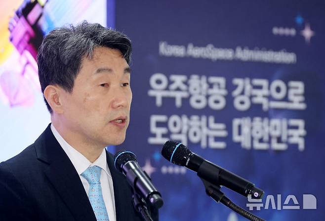 [사천=뉴시스] 최진석 기자 = 이주호 대통령 권한대행 부총리 겸 교육부 장관이 27일 경남 사천 우주항공청에서 제1회 우주항공의 날 기념사를 하고 있다.  (대통령실통신사진기자단) 2025.05.27. myjs@newsis.com