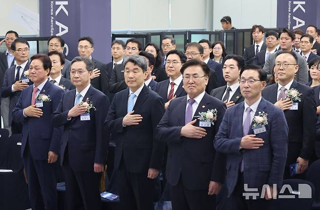 [사천=뉴시스] 최진석 기자 = 이주호 대통령 권한대행 부총리 겸 교육부 장관이 27일 경남 사천 우주항공청에서 열린 제1회 우주항공의 날 기념식에서 국기에 경례하고 있다. 앞줄 왼쪽부터 박완수 경남도지사, 윤영빈 우주항공청장, 이 대통령 권한대행, 유상임 과학기술정보통신부 장관, 국민의힘 서천호 의원. (대통령실통신사진기자단) 2025.05.27. myjs@newsis.com