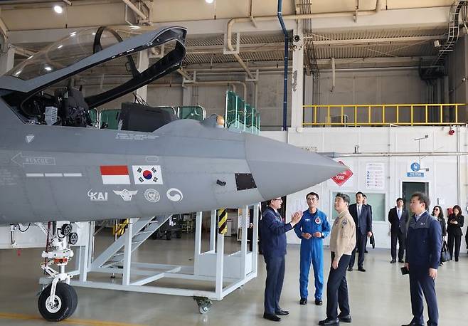 [사천=뉴시스] 최진석 기자 = 이주호 대통령 권한대행 부총리 겸 교육부 장관이 27일 경남 사천 한국항공우주산업(KAI)에서 한국형 전투기 KF-21 설명을 듣고 있다. (사진=교육부 제공) 2025.05.27. photo@newsis.com *재판매 및 DB 금지