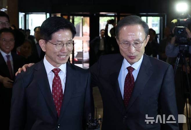 [서울=뉴시스] 고승민 기자 = 김문수 국민의힘 대선 후보와 이명박 전 대통령이 27일 서울 여의도 켄싱턴 호텔 로비에서 오찬 전 대화를 하고 있다. 2025.05.27. kkssmm99@newsis.com