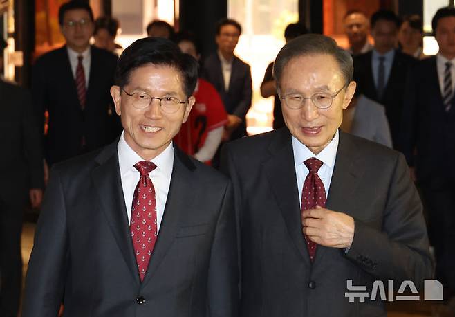 [서울=뉴시스] 고승민 기자 = 김문수 국민의힘 대선 후보와 이명박 전 대통령이 27일 서울 여의도 켄싱턴 호텔 로비에서 만나 오찬장으로 향하고 있다. 2025.05.27. kkssmm99@newsis.com