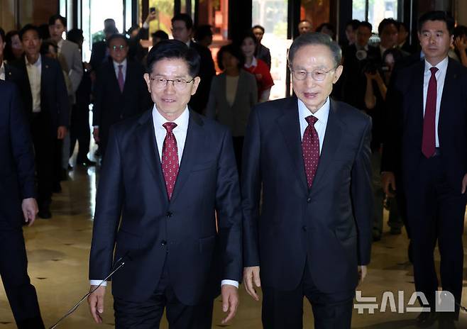 [서울=뉴시스] 고승민 기자 = 김문수 국민의힘 대선 후보와 이명박 전 대통령이 27일 서울 여의도 켄싱턴 호텔 로비에서 만나 오찬장으로 향하고 있다. 2025.05.27. kkssmm99@newsis.com