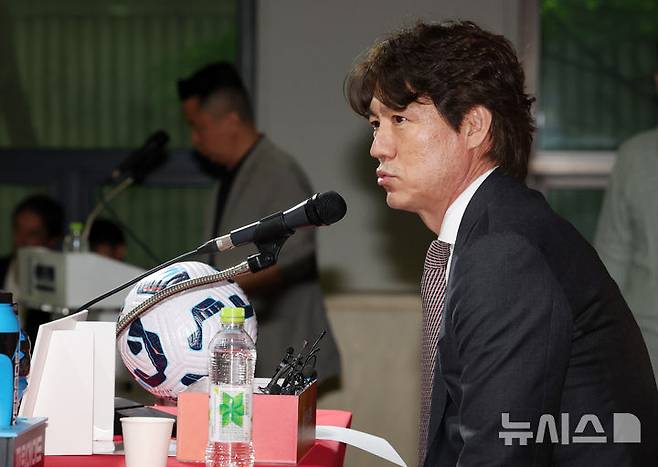[서울=뉴시스] 이영환 기자 = 홍명보 축구대표팀 감독이 지난 26일 오전 서울 종로구 축구회관에서 6월 A매치에 나설 대표팀 명단 발표를 마친 후 취재진의 질문에 답하고 있다. 홍명보 감독이 이끄는 축구대표팀은 오는 6월6일 이라크 바스라에서 이라크와 9차전 원정 경기를 치른 뒤 10일 서울월드컵경기장에서 쿠웨이트와 최종 10차전 홈 경기를 벌인다. 2025.05.26. 20hwan@newsis.com