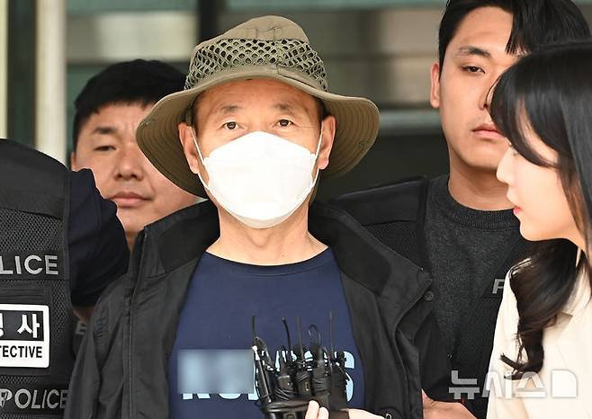[시흥=뉴시스] 김종택 기자 = 둔기와 흉기로 2명을 살해하고 2명을 다치게 한 혐의를 받는 중국동포 차철남(56)이 27일 경기 시흥경찰서에서 살인 및 살인미수 혐의로 검찰로 구속 송치되고 있다. 2025.05.27. jtk@newsis.com
