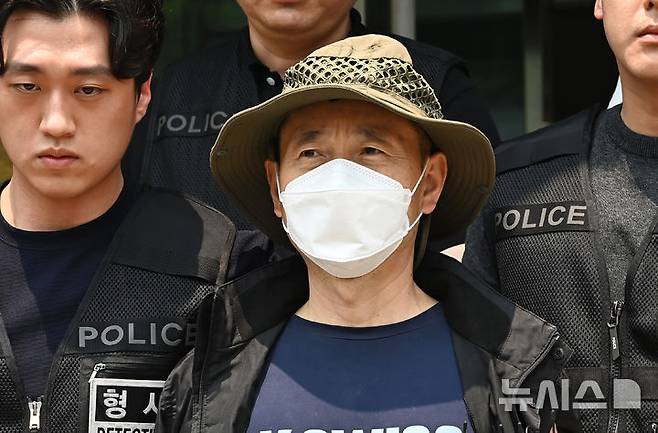 [시흥=뉴시스] 김종택 기자 = 둔기와 흉기로 2명을 살해하고 2명을 다치게 한 혐의를 받는 중국동포 차철남(56)이 27일 경기 시흥경찰서에서 살인 및 살인미수 혐의로 검찰로 구속 송치되고 있다. 2025.05.27. jtk@newsis.com