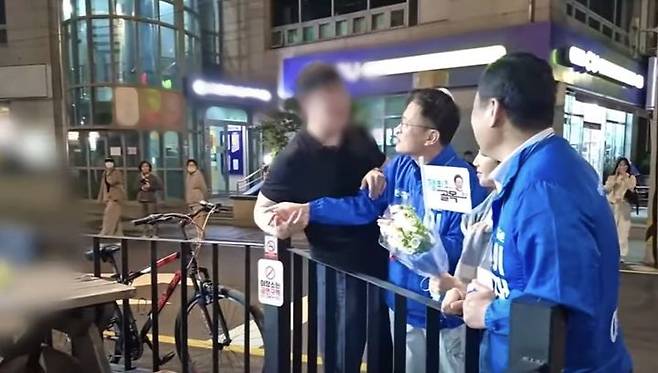 [서울=뉴시스] 검은색 상의를 입은 한 남성(왼쪽)이 박주민(가운데) 더불어민주당 의원에게 다가가 대화를 시도하고 있다. (출처=박주민TV) 2025.05.27. photo@newsis.com *재판매 및 DB 금지